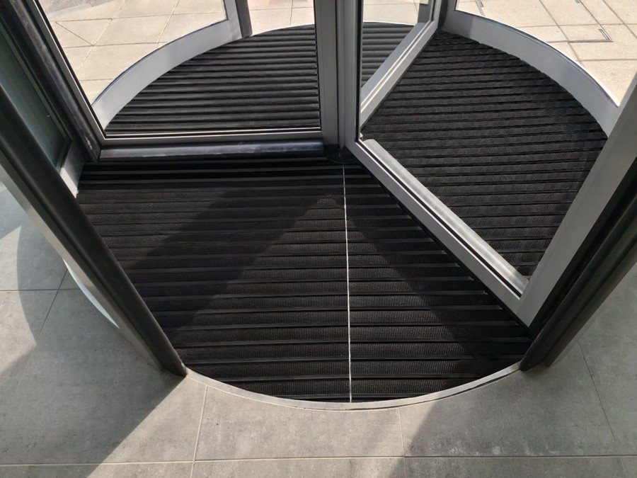 FORBO MEETS THE LATEST TRENDS AT THE DOOR WITH THE NEW, NUWAY GRID BLACK ANODISED. Building