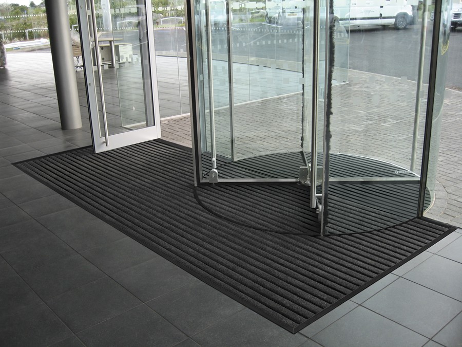 FORBO MEETS THE LATEST TRENDS AT THE DOOR WITH THE NEW, NUWAY GRID BLACK ANODISED. Building