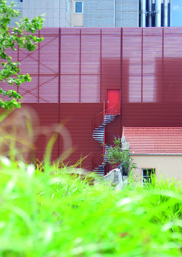 Ventilated aluminium wall cladding for data centres | Building ...